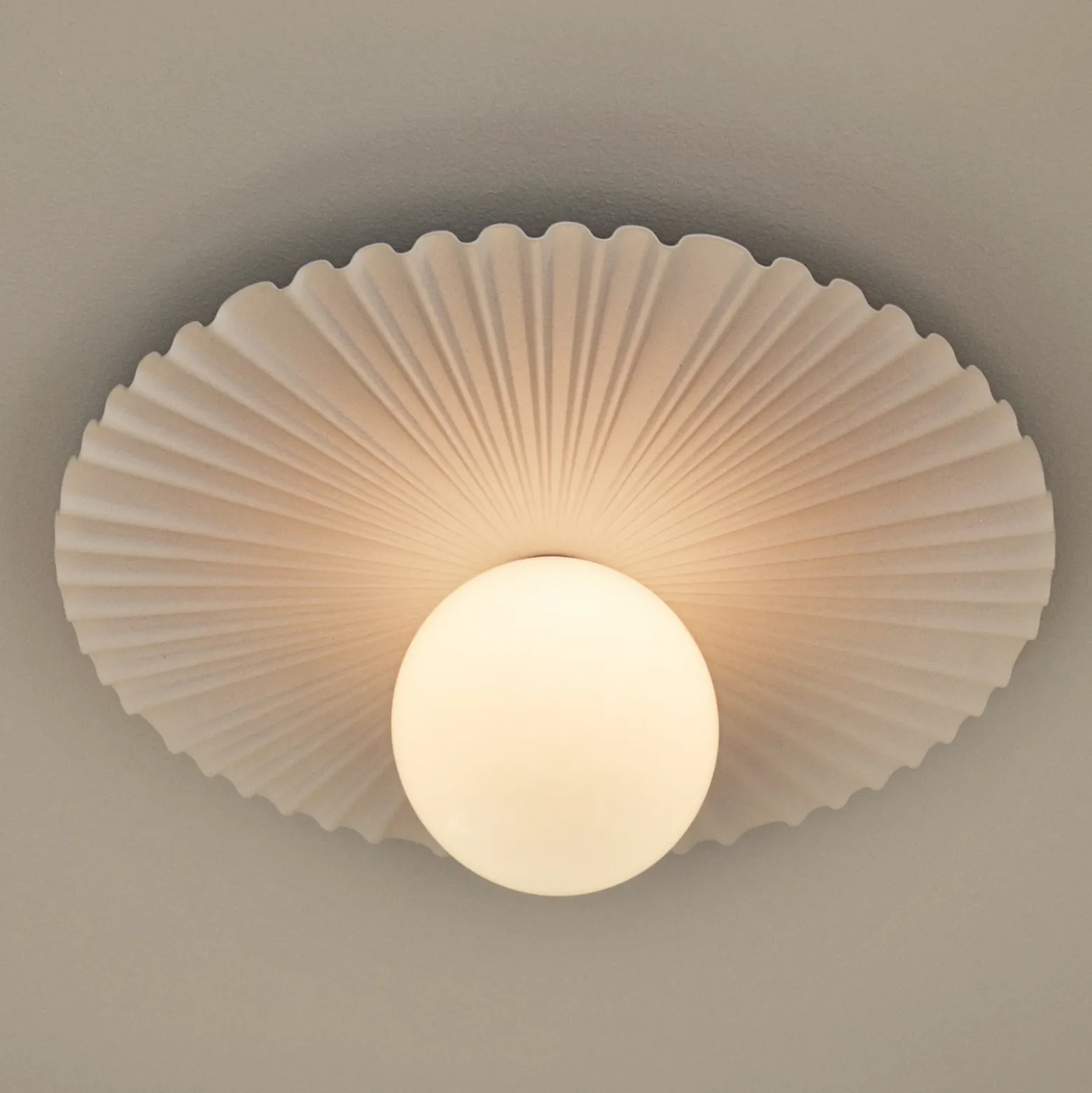 Aplique de pared Nuura Liila Muuse, Ø 42 cm, IP44, blanco/ópalo