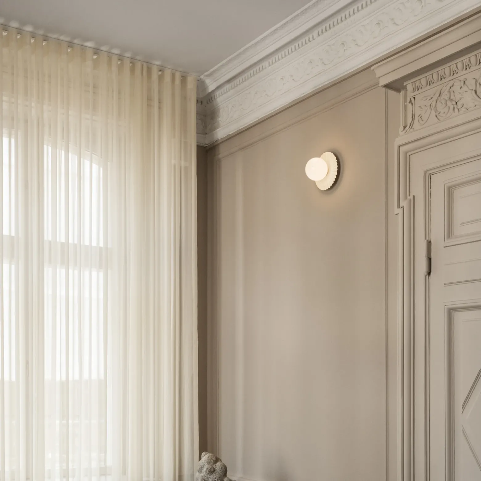 Aplique de pared Nuura Liila Muuse, Ø 20 cm IP44, blanco/ópalo