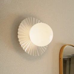 Aplique de pared Nuura Liila Muuse, Ø 20 cm IP44, blanco/ópalo