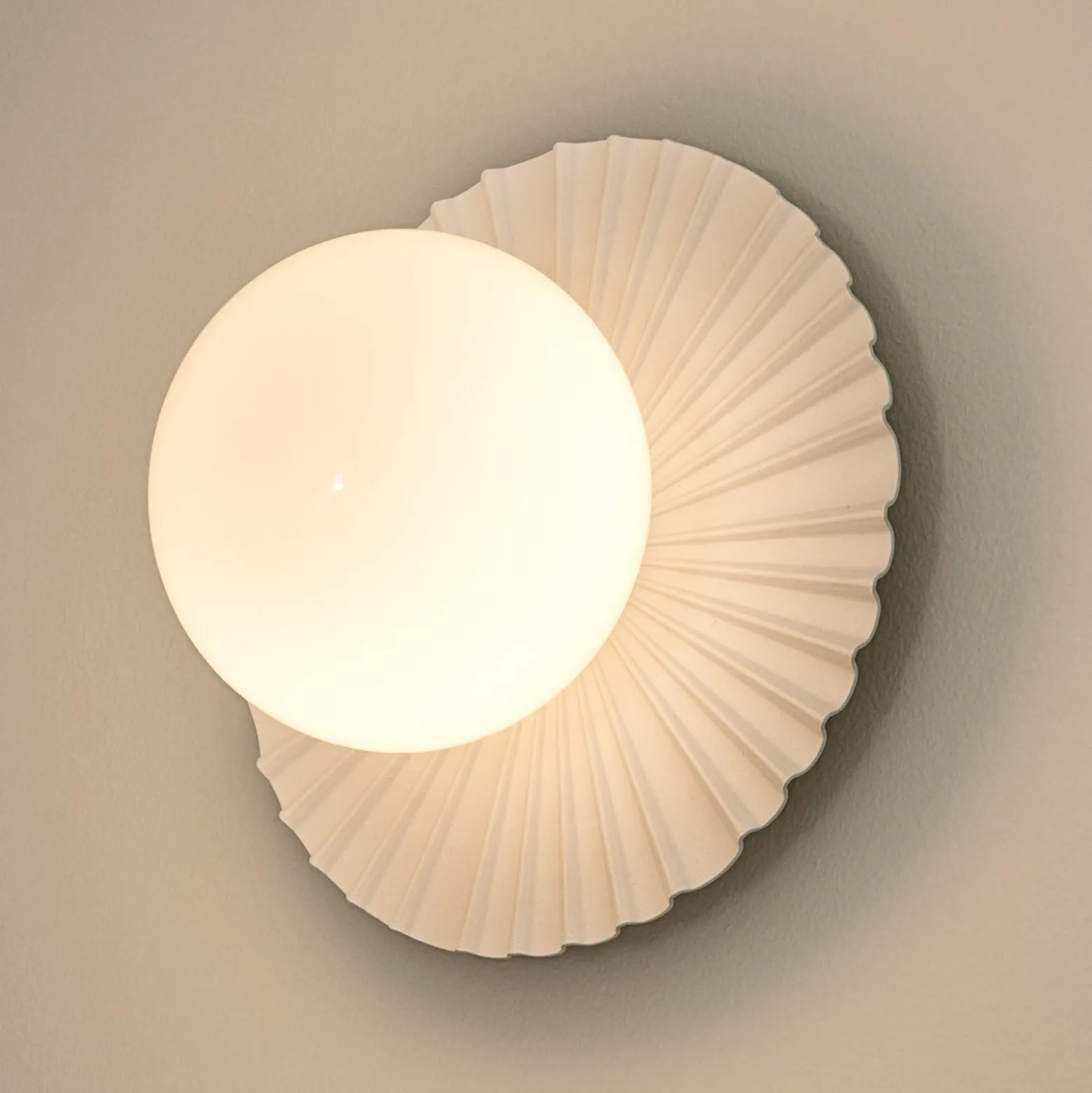 Aplique de pared Nuura Liila Muuse, Ø 20 cm IP44, blanco/ópalo