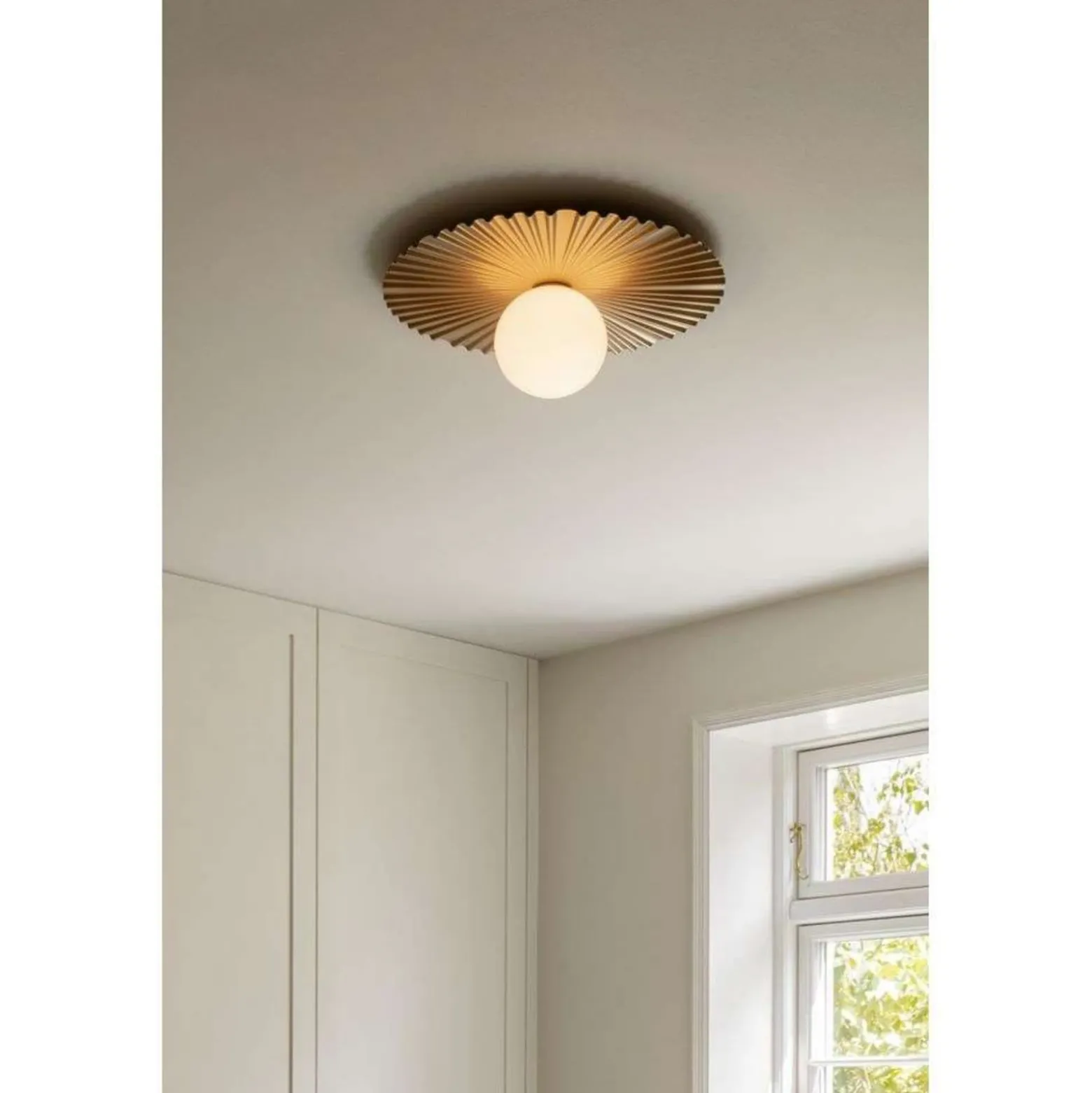 Aplique de pared Nuura Liila Muuse, Ø 42 cm, IP44, dorado/ópalo