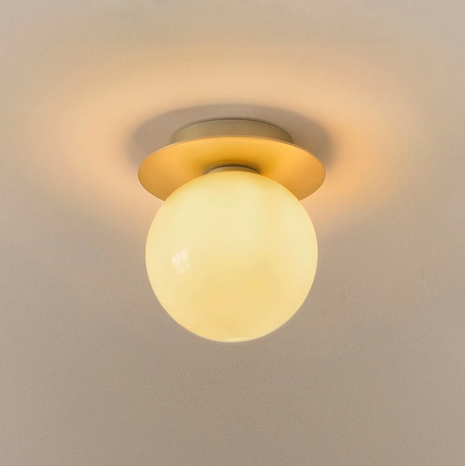Aplique de pared Nuura Liila 1 Medium, dorado/amarillo miel, IP44, G9