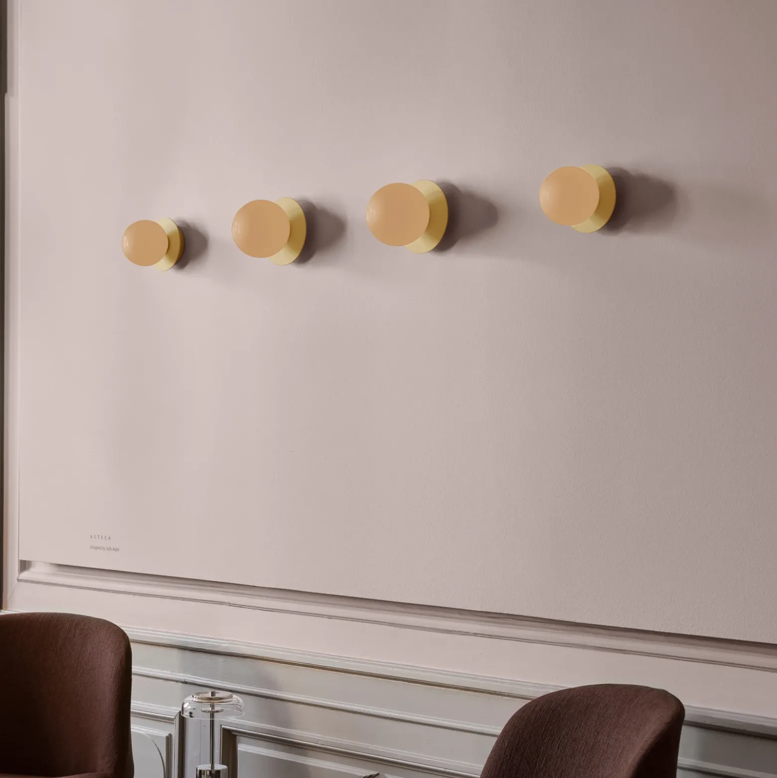 Aplique de pared Nuura Liila 1 Medium, dorado/amarillo miel, IP44, G9
