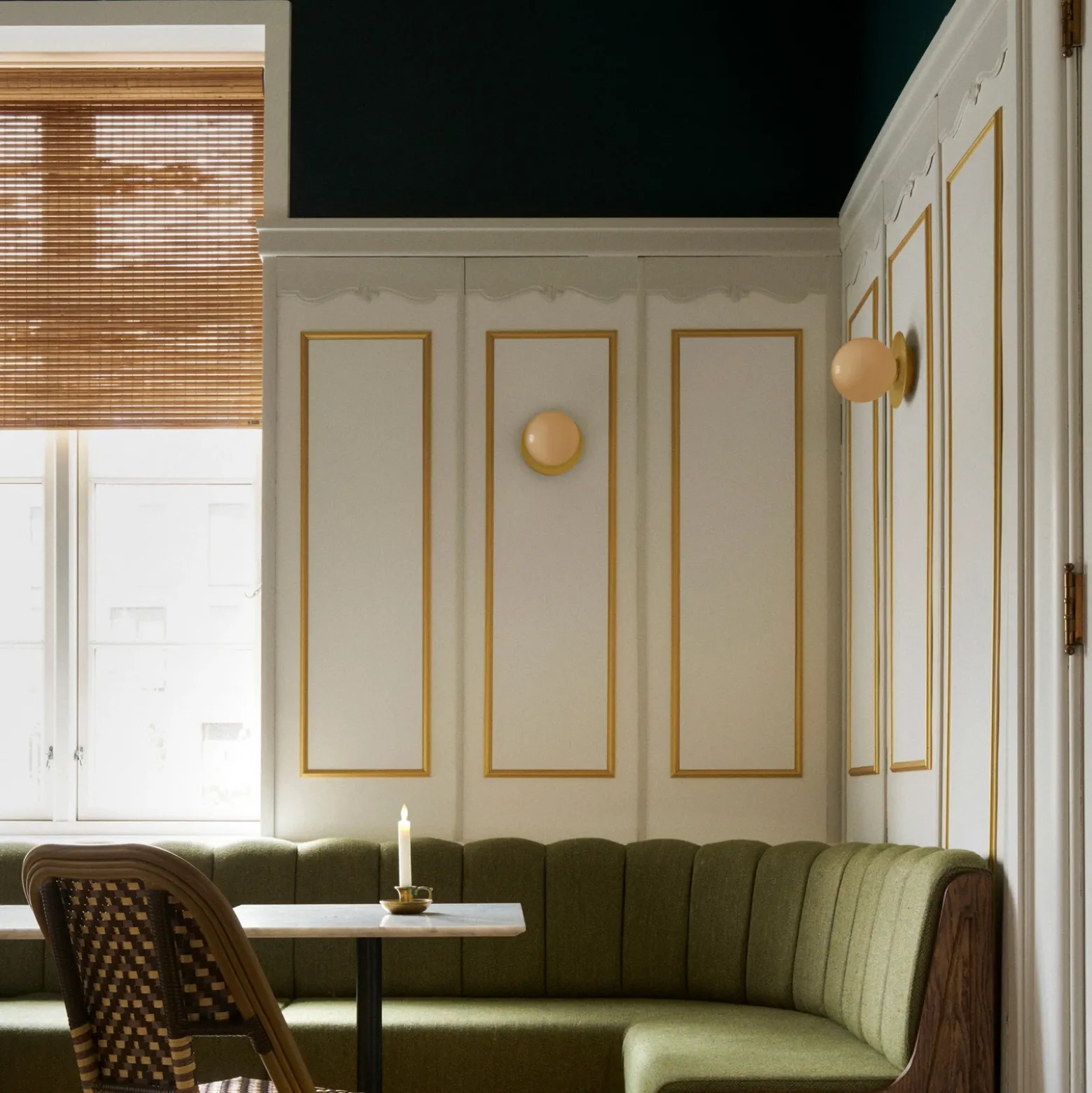 Aplique de pared Nuura Liila 1 Medium, dorado/amarillo miel, IP44, G9