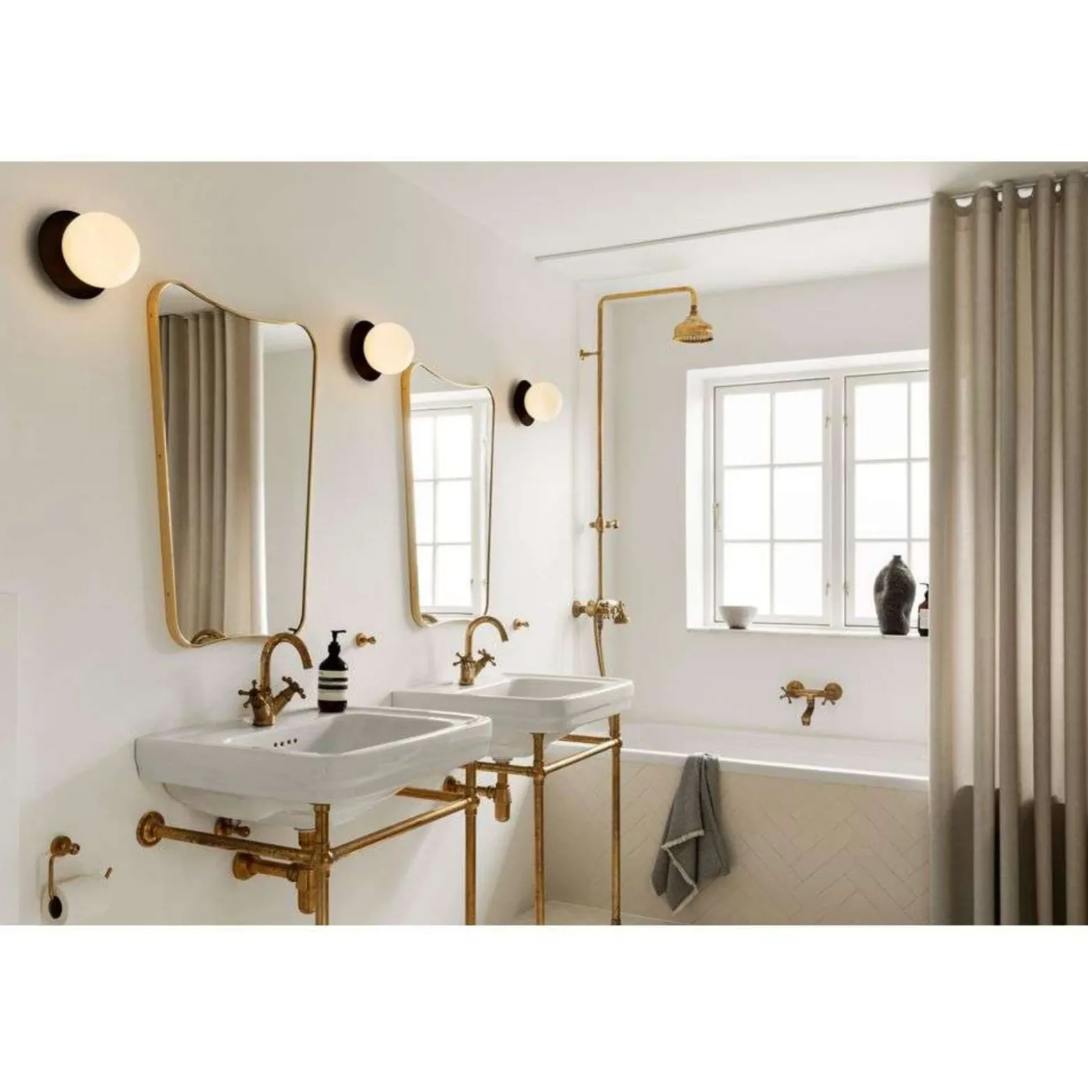 Aplique de pared Nuura Liila 1 Medium, negro/ópal. IP44, G9