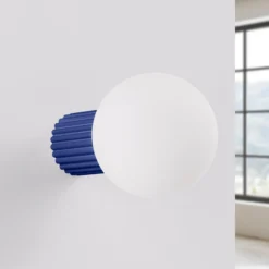 Aplique de pared ORBI, azul ultramar, vidrio/metal, Ø 12 cm, IP44, G9