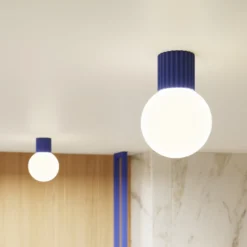Aplique de pared ORBI, azul ultramar, vidrio/metal, Ø 12 cm, IP44, G9