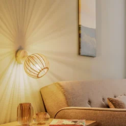Aplique de pared Paz blanco con pantalla esférica de láminas de madera