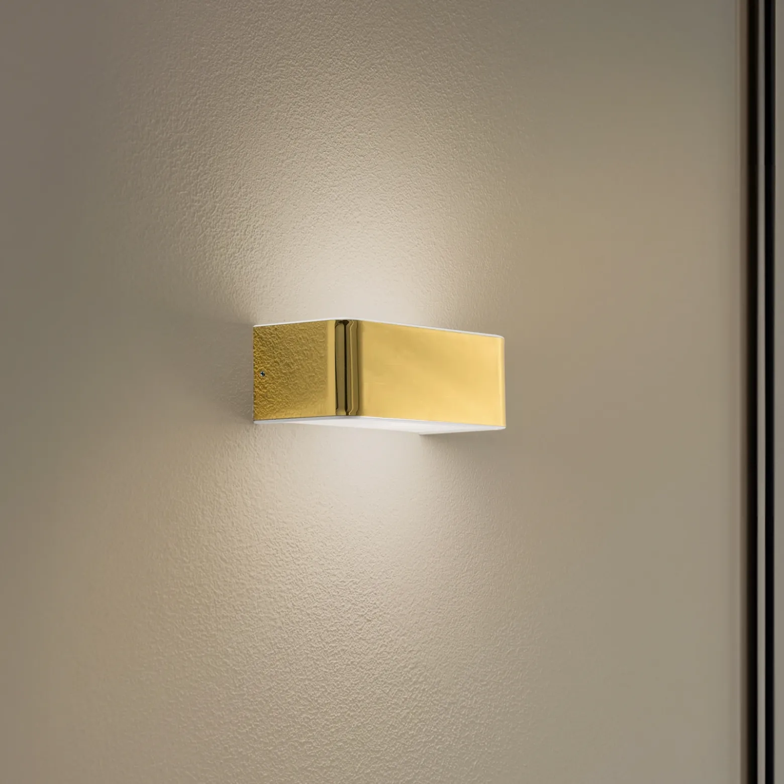 Aplique de pared Rauma, latón, ancho 20 cm