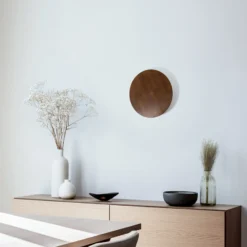 Aplique de pared Rito de Envostar, nogal, Ø 40 cm