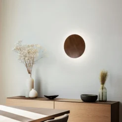 Aplique de pared Rito de Envostar, nogal, Ø 40 cm