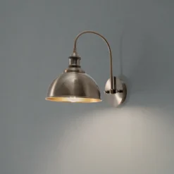 Aplique de pared Saglam, latón envejecido, altura 36 cm, metal