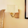 Aplique de pared Seregon con decoración de piedra y pantalla de tela