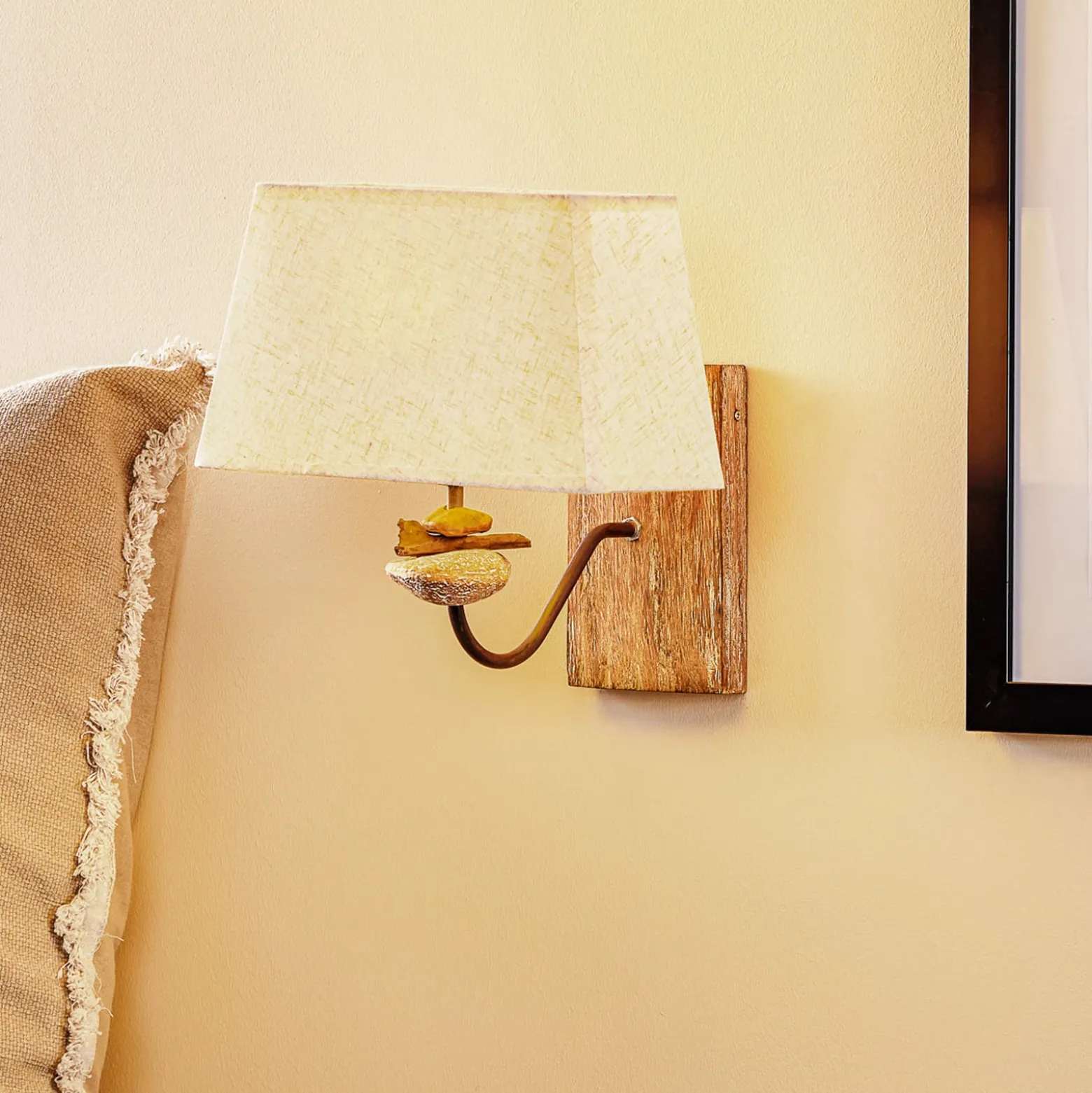 Aplique de pared Seregon con decoración de piedra y pantalla de tela