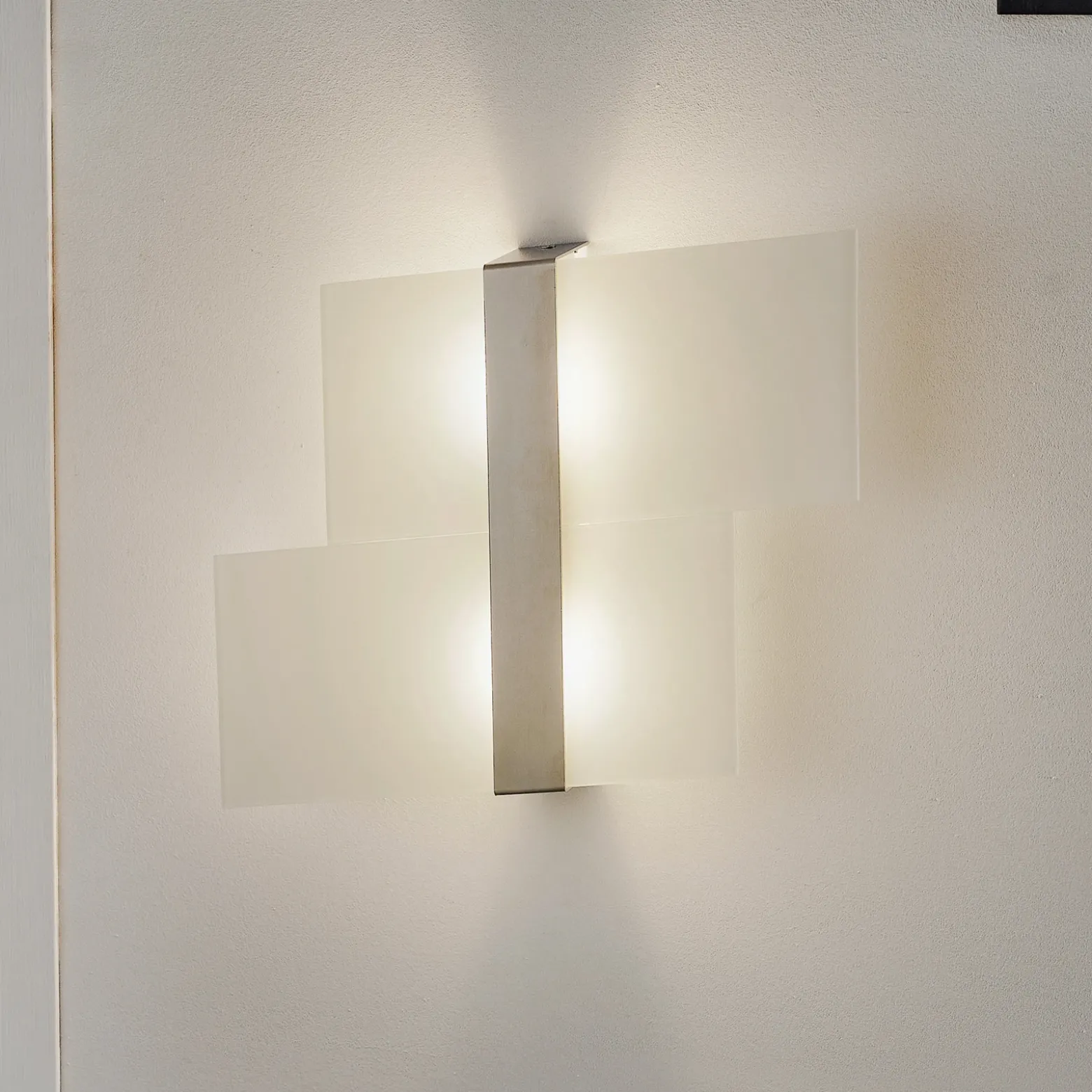 Aplique de pared Shifted, dos secciones de cristal, cromado