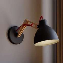 Aplique de pared Skansen, brazo de madera ajustable, negro