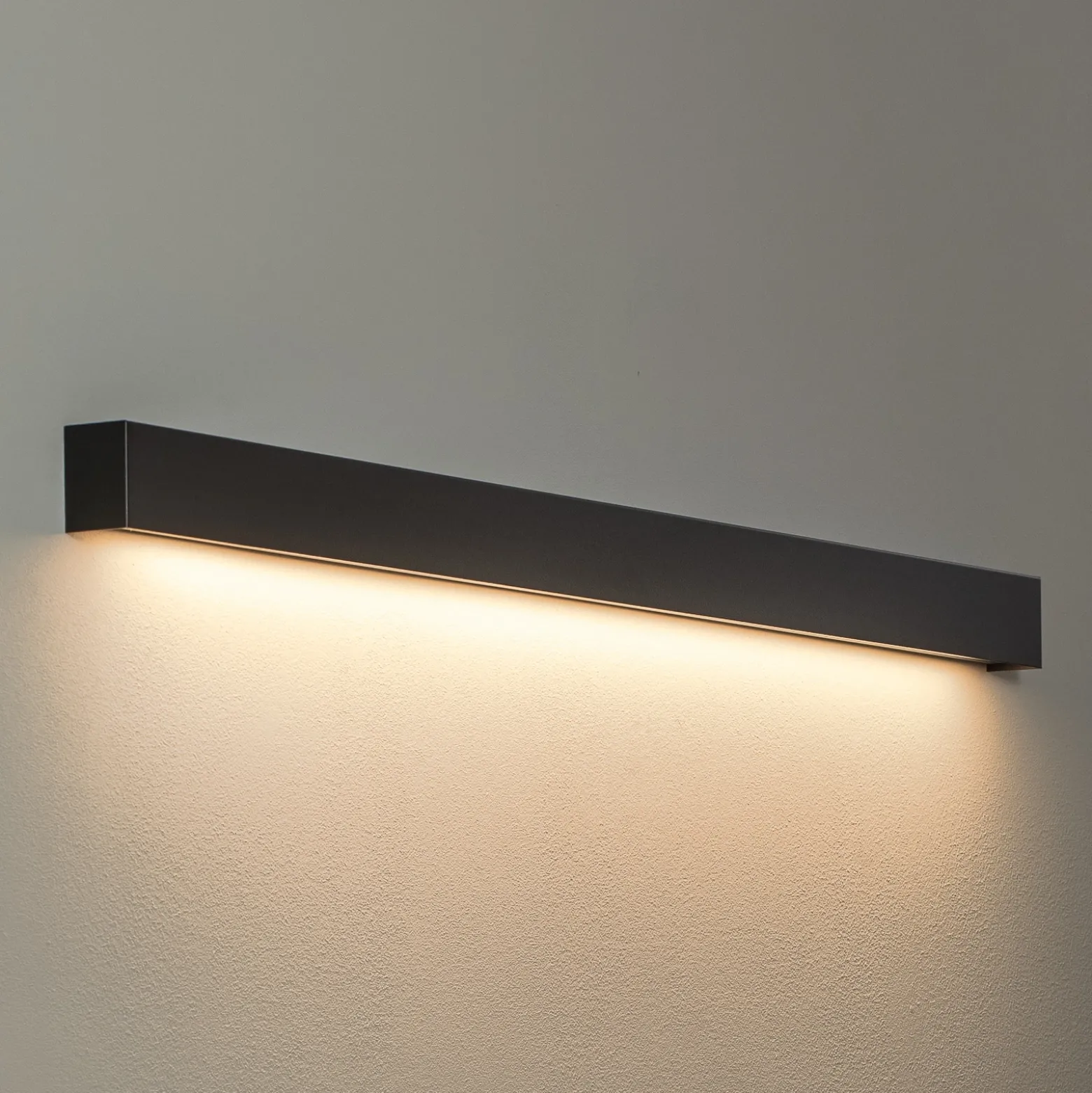 Aplique de pared Straight L, 122 cm, negro