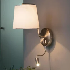 Aplique de pared textil Berni con lámpara de lectura LED