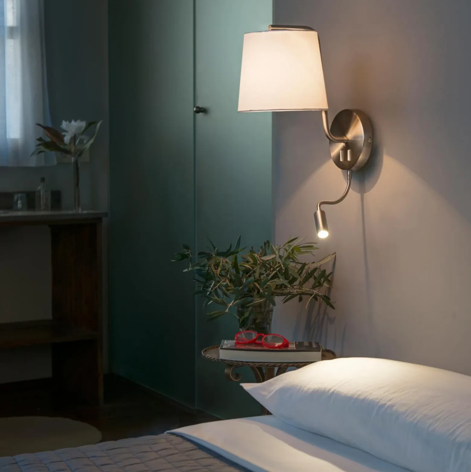 Aplique de pared textil Berni con lámpara de lectura LED