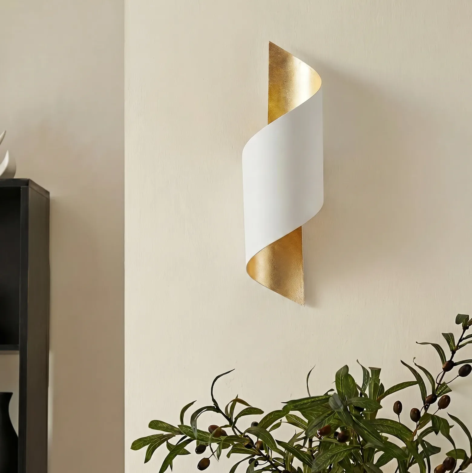 Aplique de pared Vanni de Lindby, blanco/dorado, metal, altura 52 cm