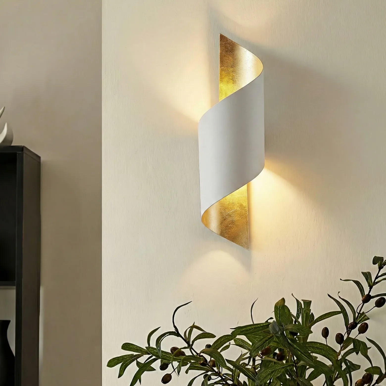 Aplique de pared Vanni de Lindby, blanco/dorado, metal, altura 52 cm