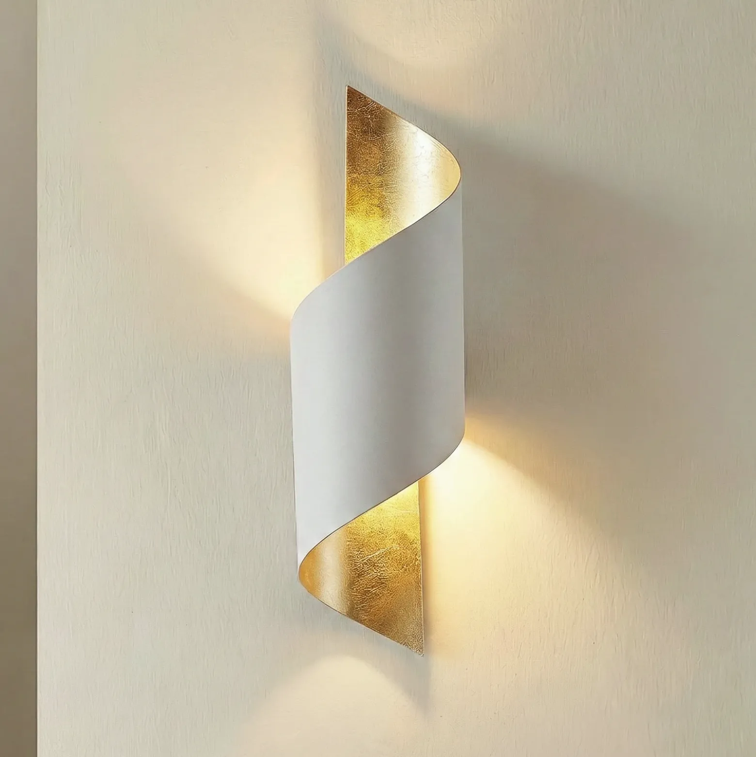 Aplique de pared Vanni de Lindby, blanco/dorado, metal, altura 52 cm