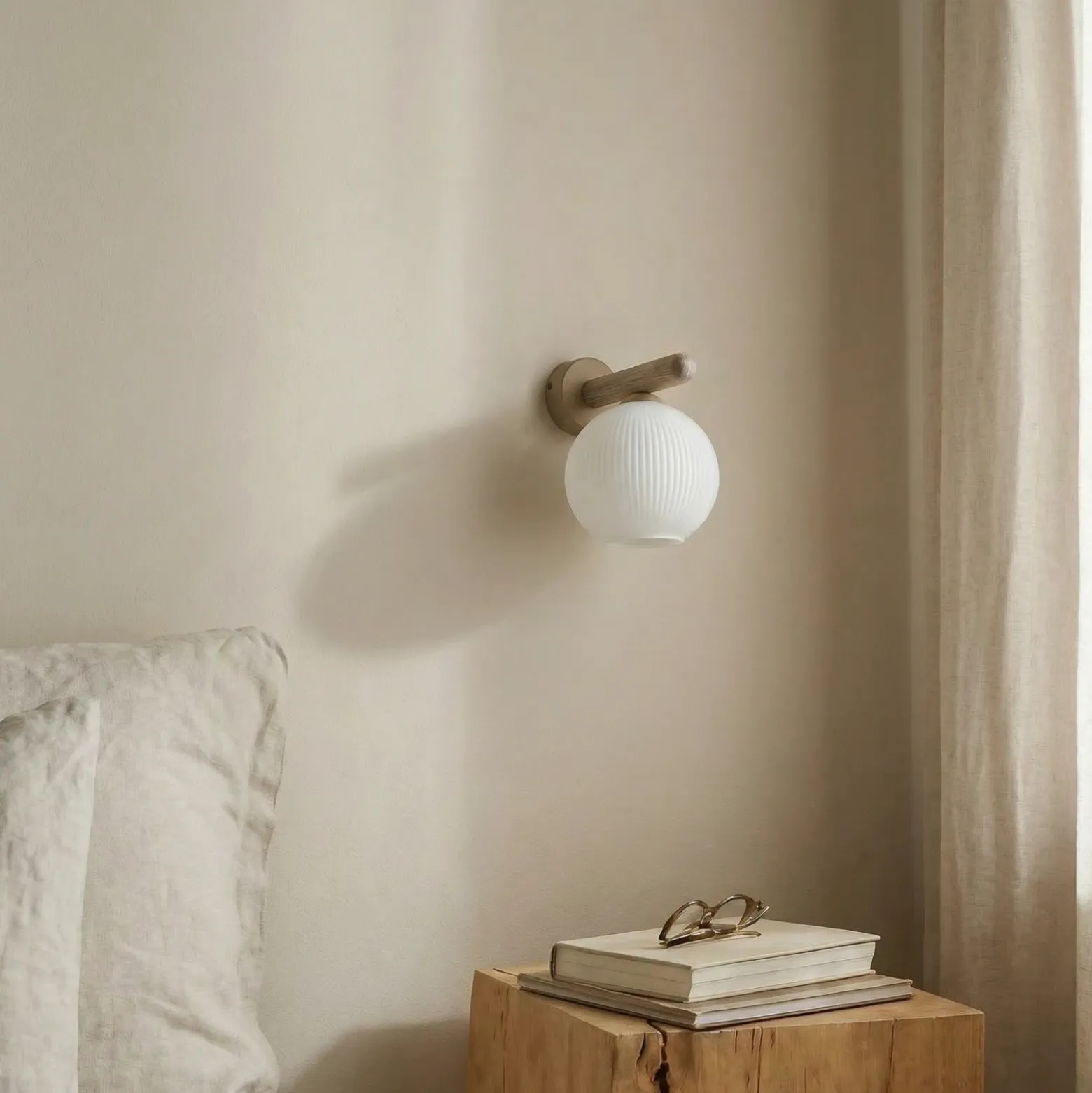 Aplique de pared Virlo, madera, cristal opalino, altura 20 cm, E14