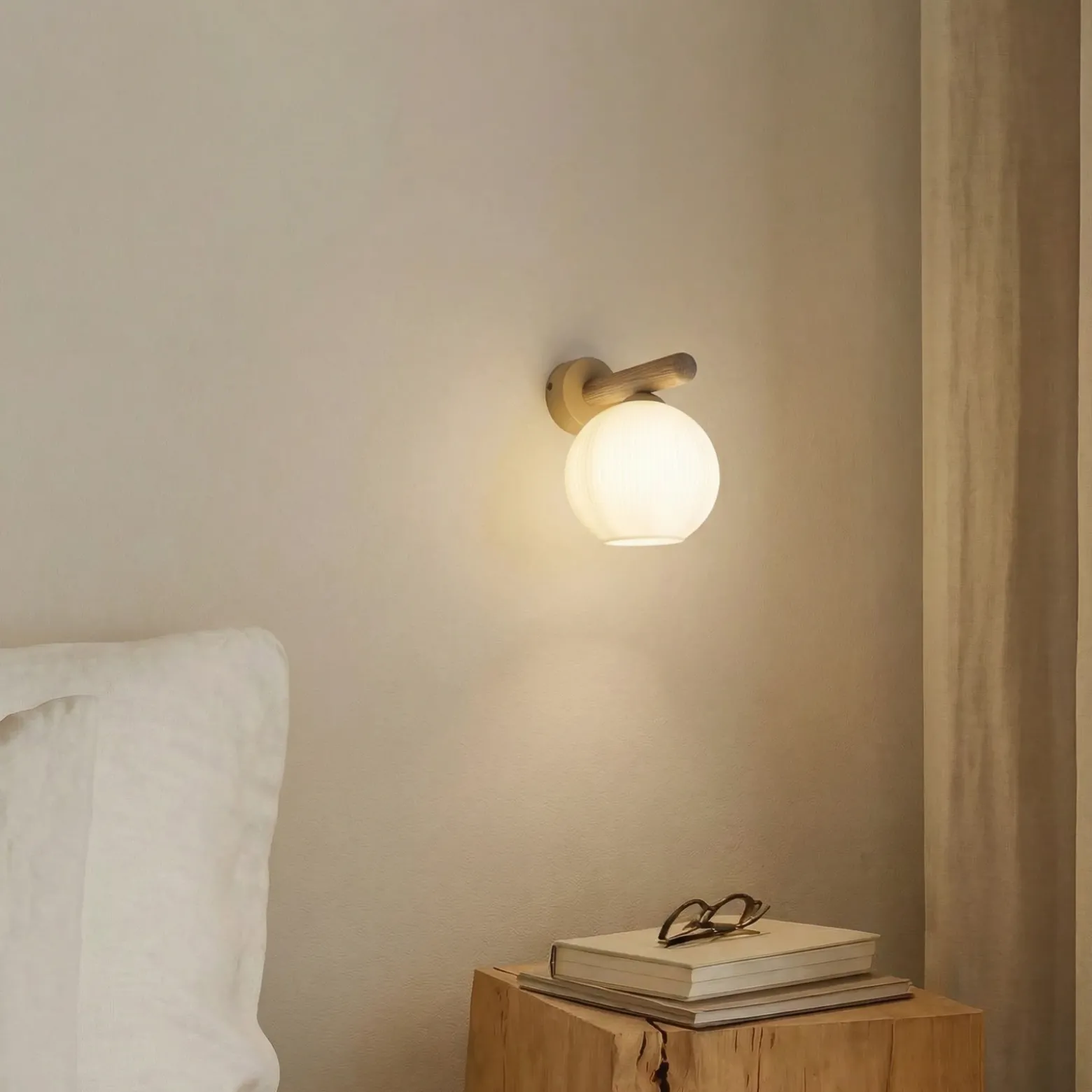 Aplique de pared Virlo, madera, cristal opalino, altura 20 cm, E14