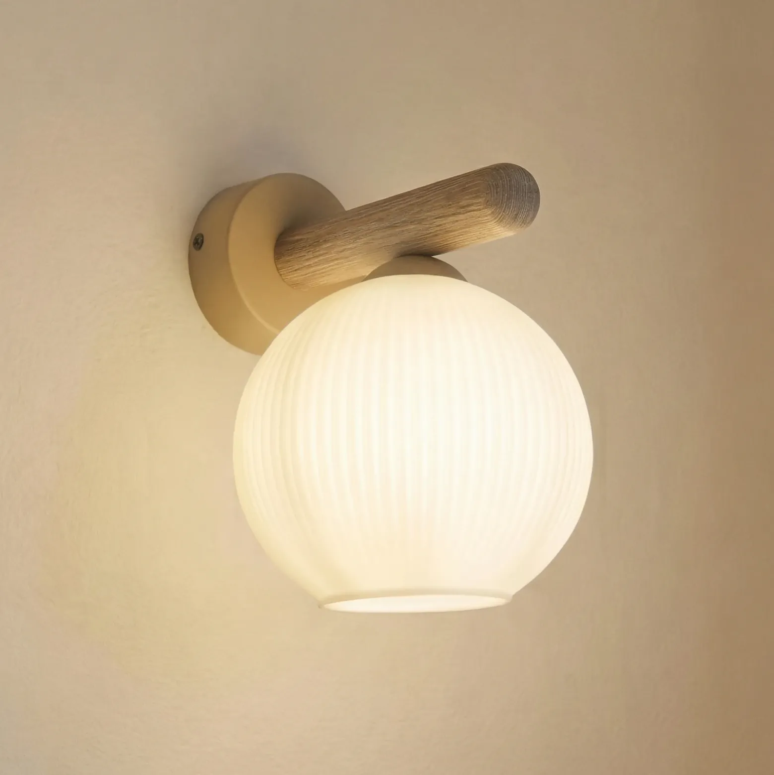 Aplique de pared Virlo, madera, cristal opalino, altura 20 cm, E14