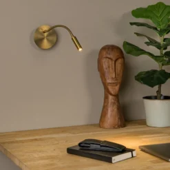 Aplique LED a pilas Jolijn, dorado mate, brazo flexible, Ø 11 cm, imán