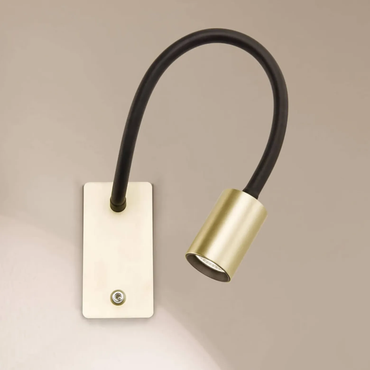 Aplique LED Kurt latón mate con brazo flexible