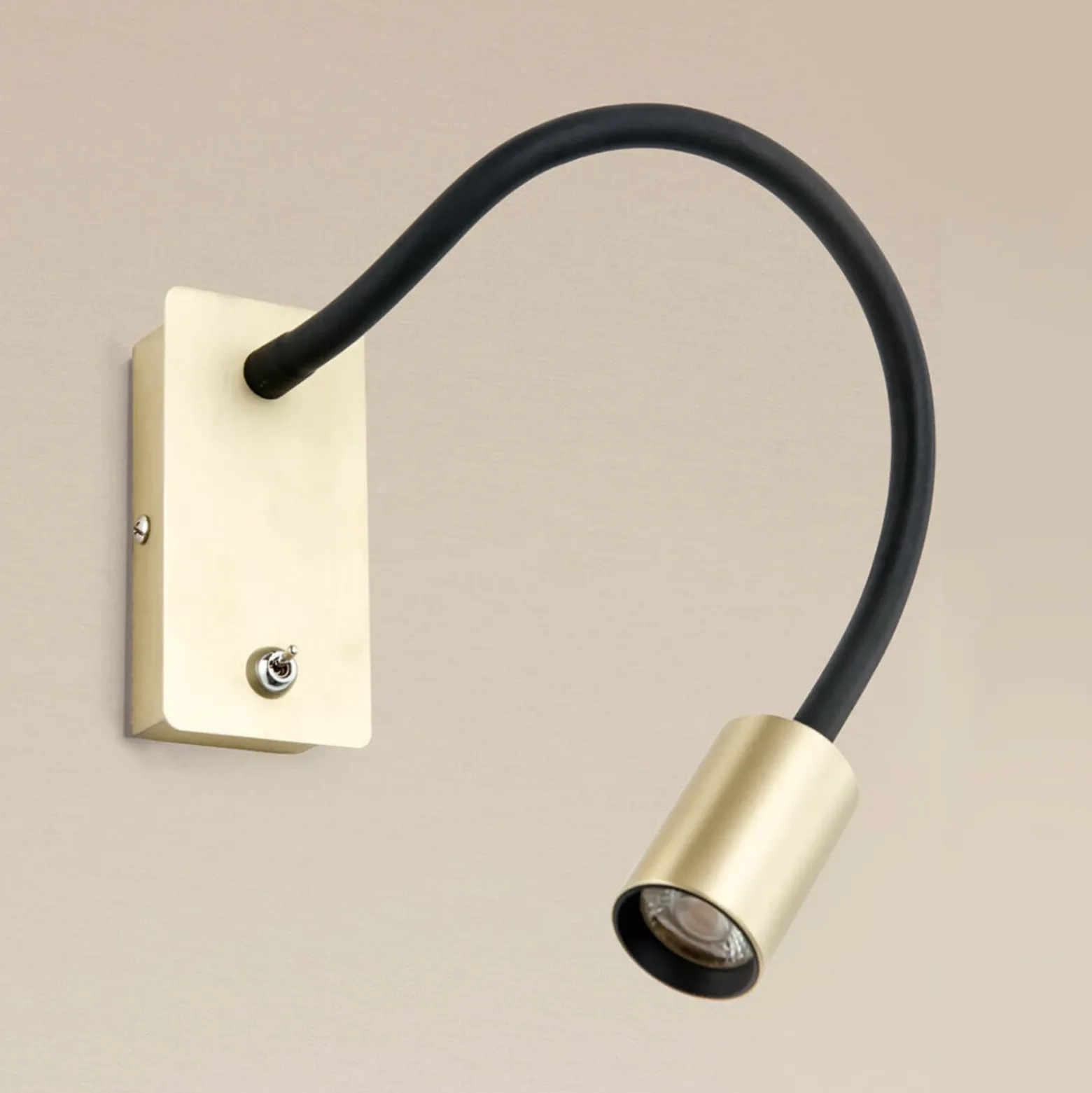 Aplique LED Kurt latón mate con brazo flexible