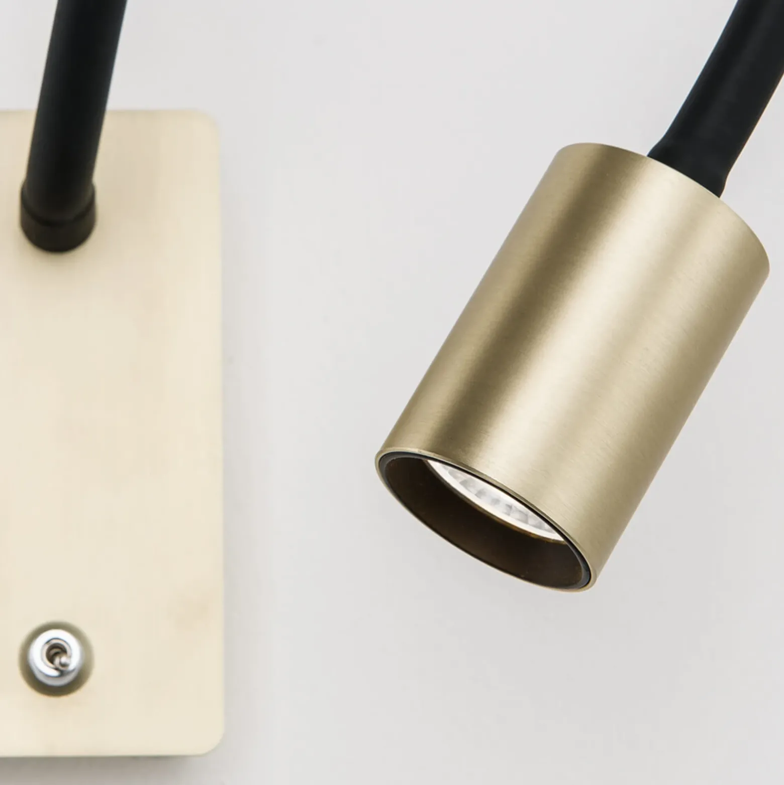 Aplique LED Kurt latón mate con brazo flexible