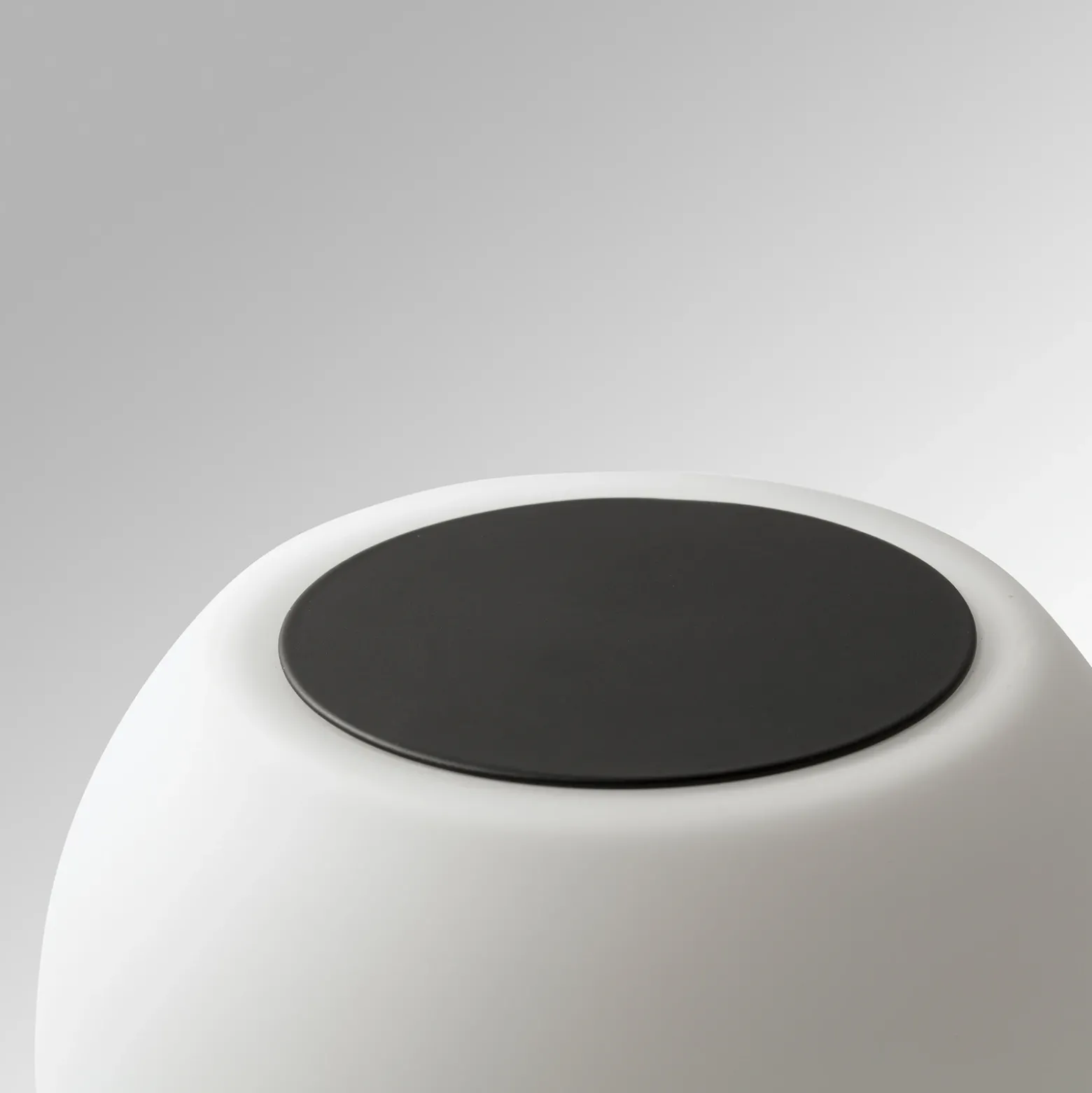 Aplique LED Moy en negro con pantalla de vidrio