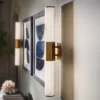 Aplique LED para baño Facet Dual, latón, 2 luces, ancho 66 cm