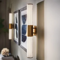 Aplique LED para baño Facet Dual, latón, 2 luces, ancho 66 cm