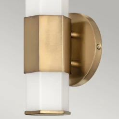 Aplique LED para baño Facet Single, 3000 K, latón