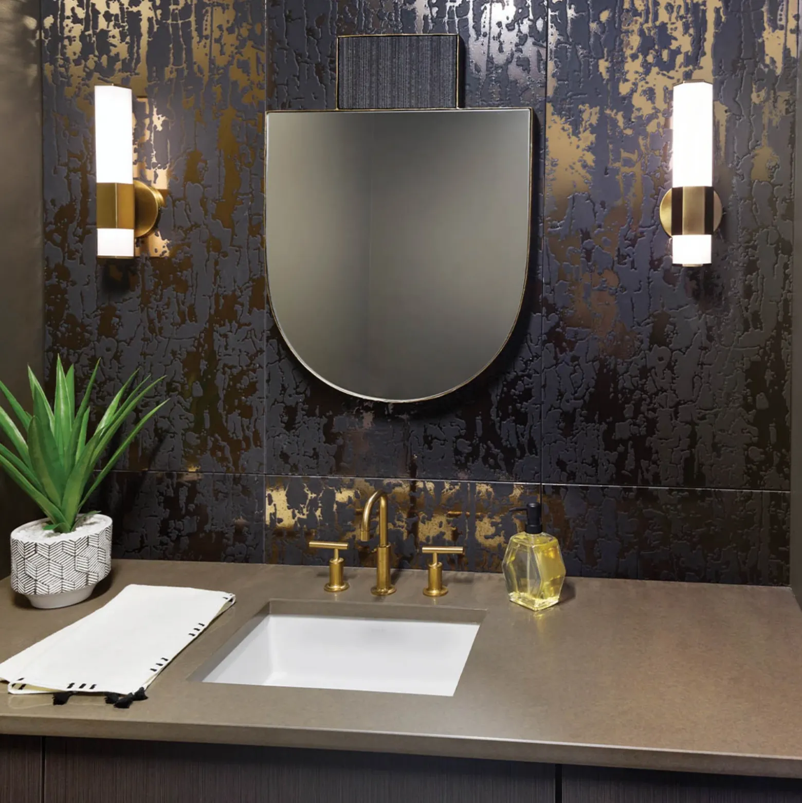 Aplique LED para baño Facet Single, 3000 K, latón