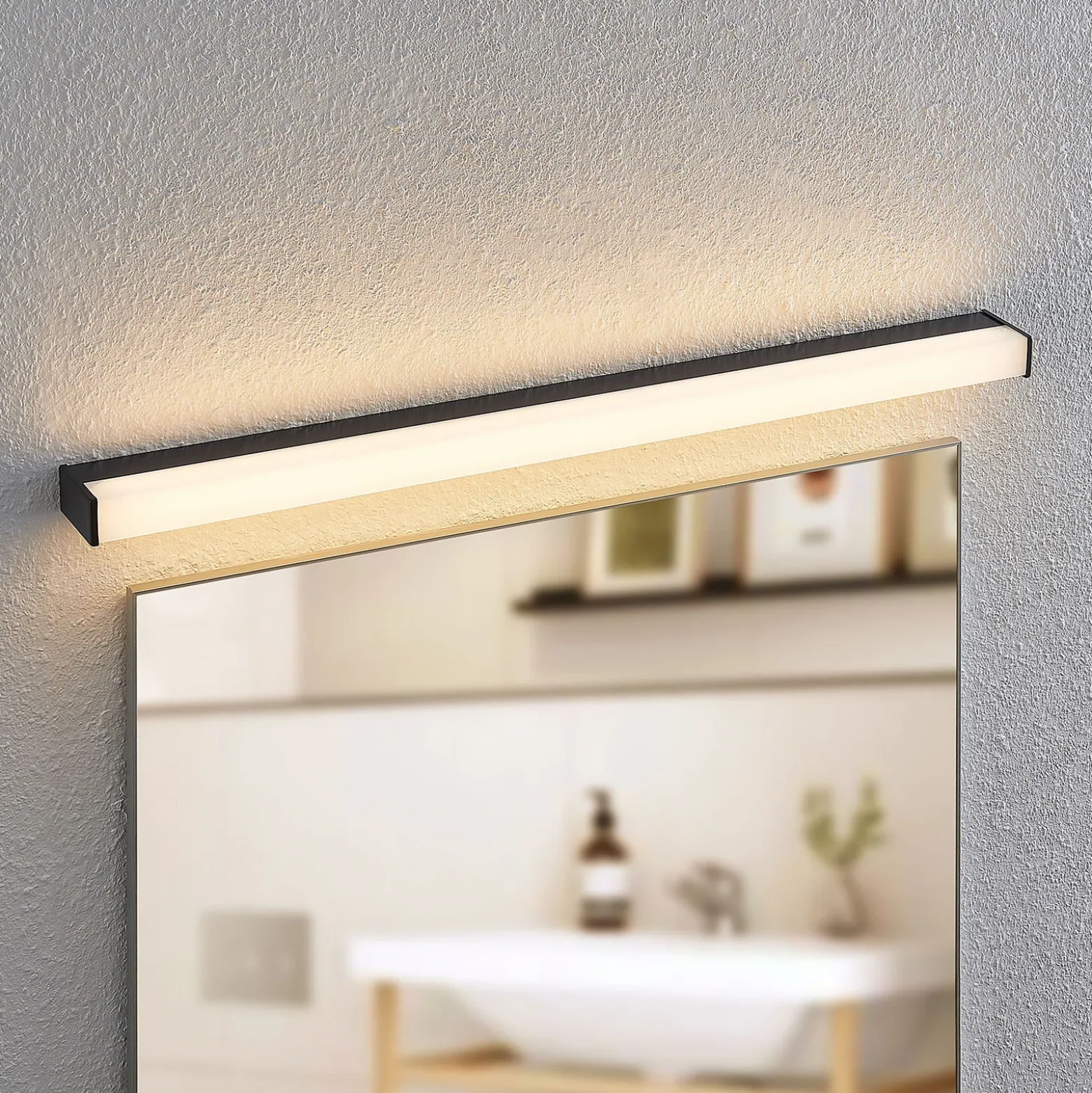 Aplique LED para baño Ulisan de Lindby, 89 cm, negro, angular