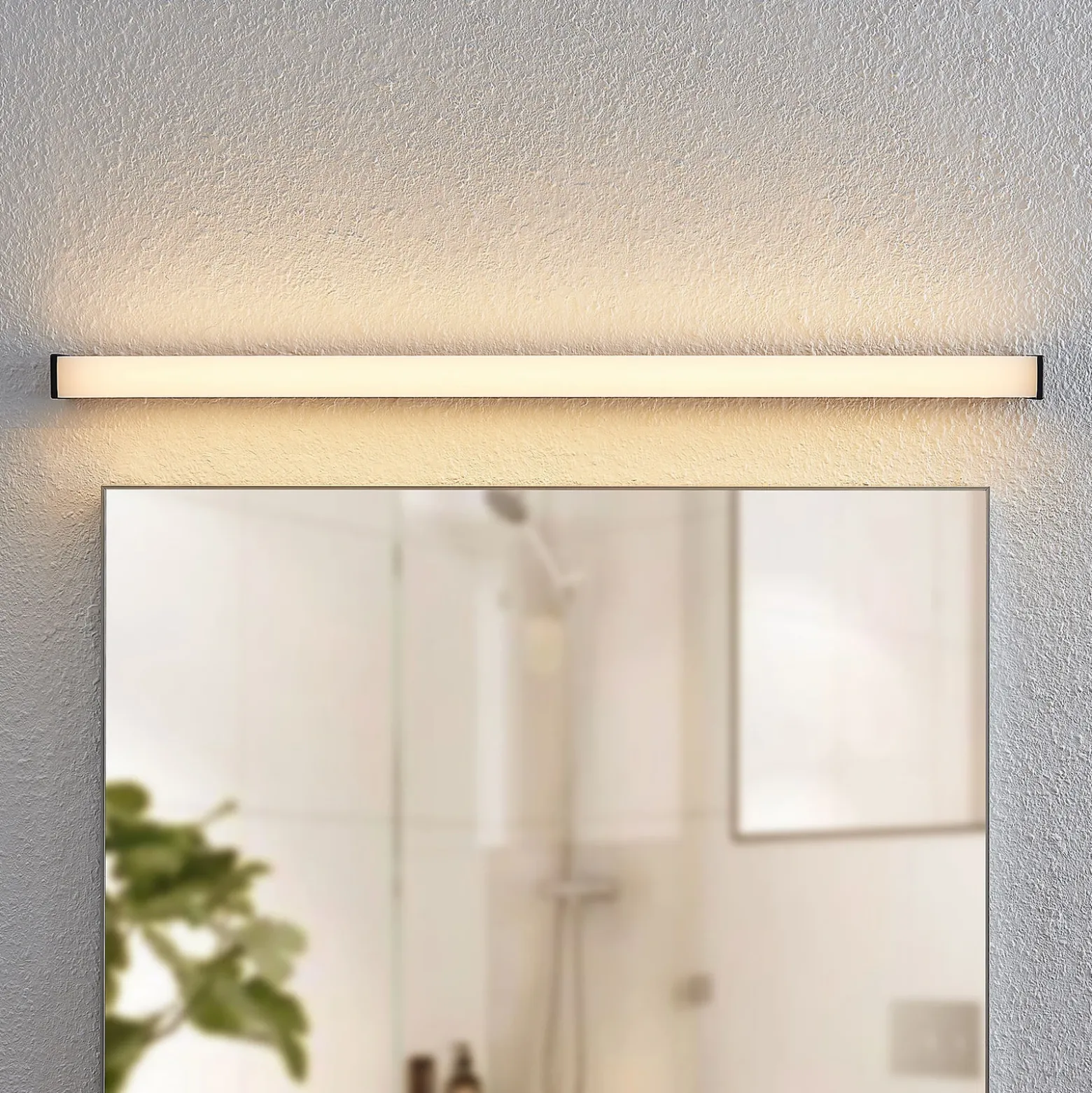 Aplique LED para baño Ulisan de Lindby, 89 cm, negro, angular