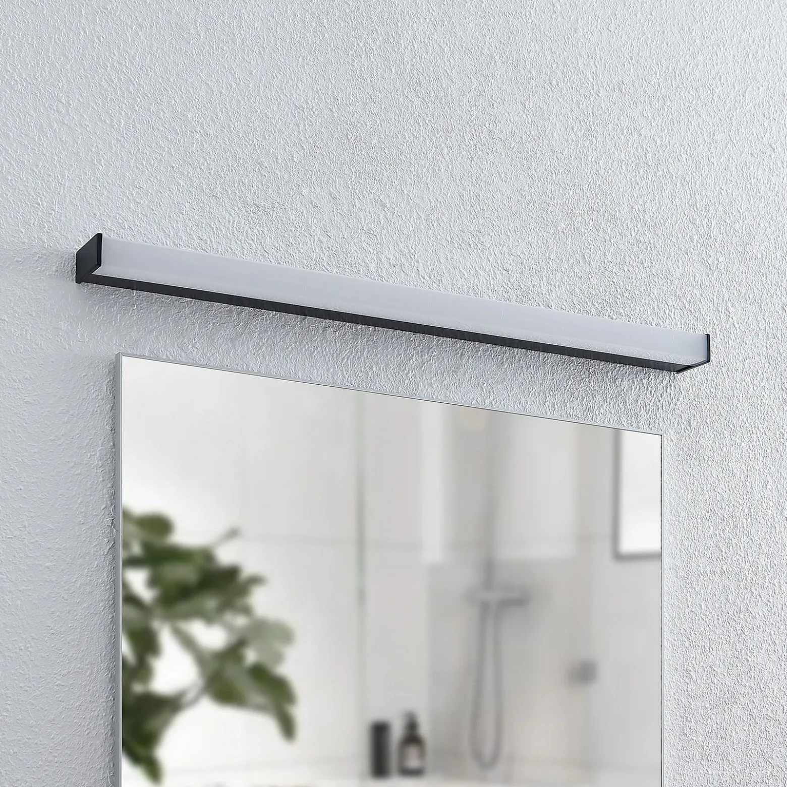 Aplique LED para baño Ulisan de Lindby, 89 cm, negro, angular