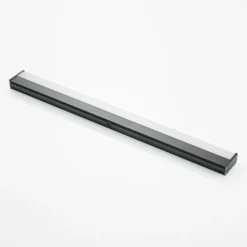 Aplique LED para baño Ulisan de Lindby, 89 cm, negro, angular