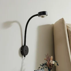 Aplique Lindby Jyla, negro mate, GX53, brazo flexible, enchufe