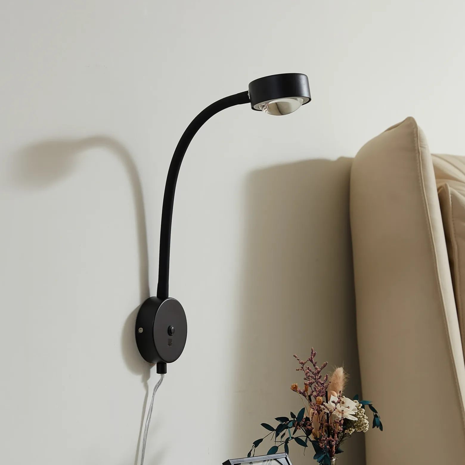 Aplique Lindby Jyla, negro mate, GX53, brazo flexible, enchufe