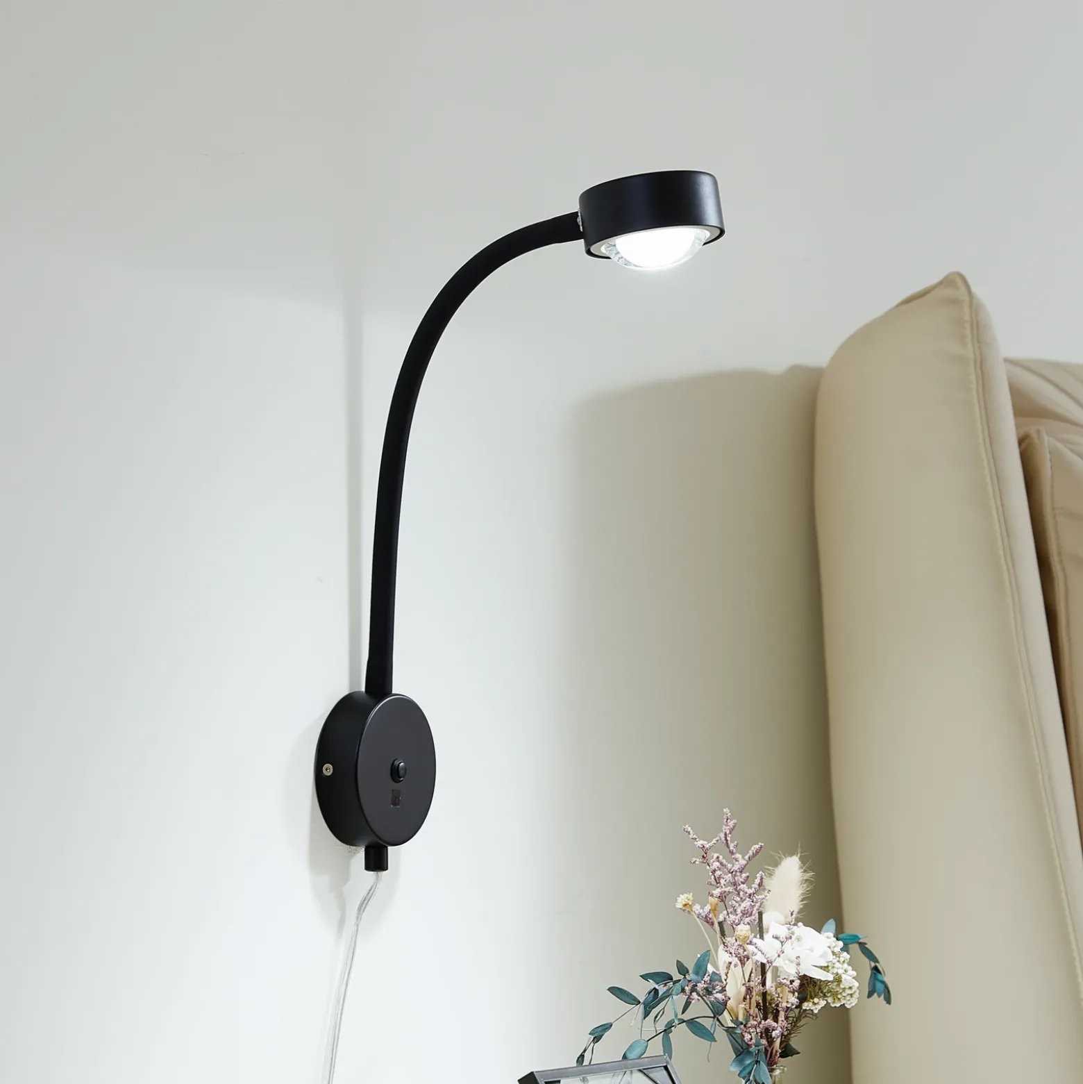 Aplique Lindby Jyla, negro mate, GX53, brazo flexible, enchufe