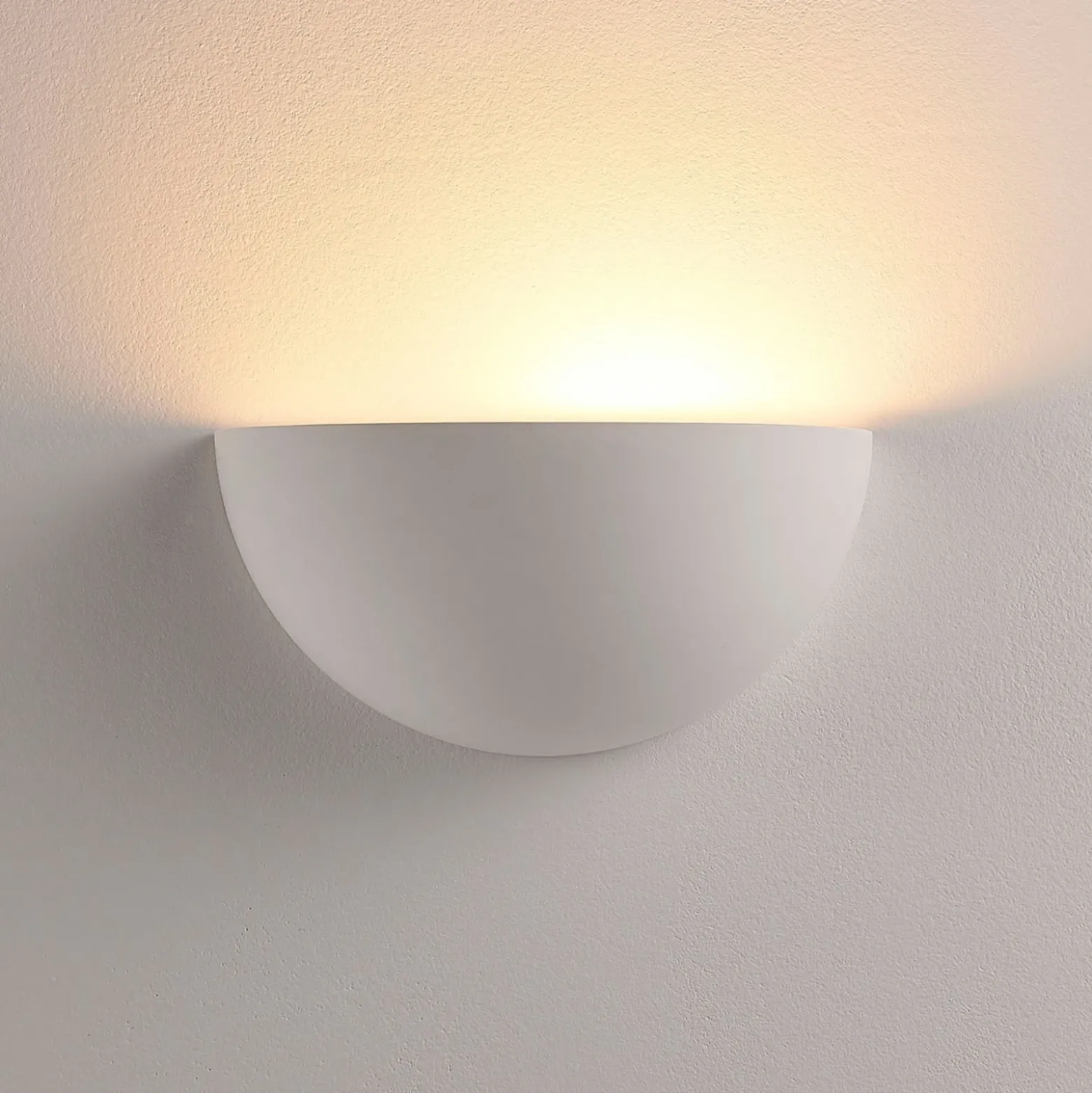 Aplique Narin de Lindby, blanco, yeso, semicircular, 28 cm