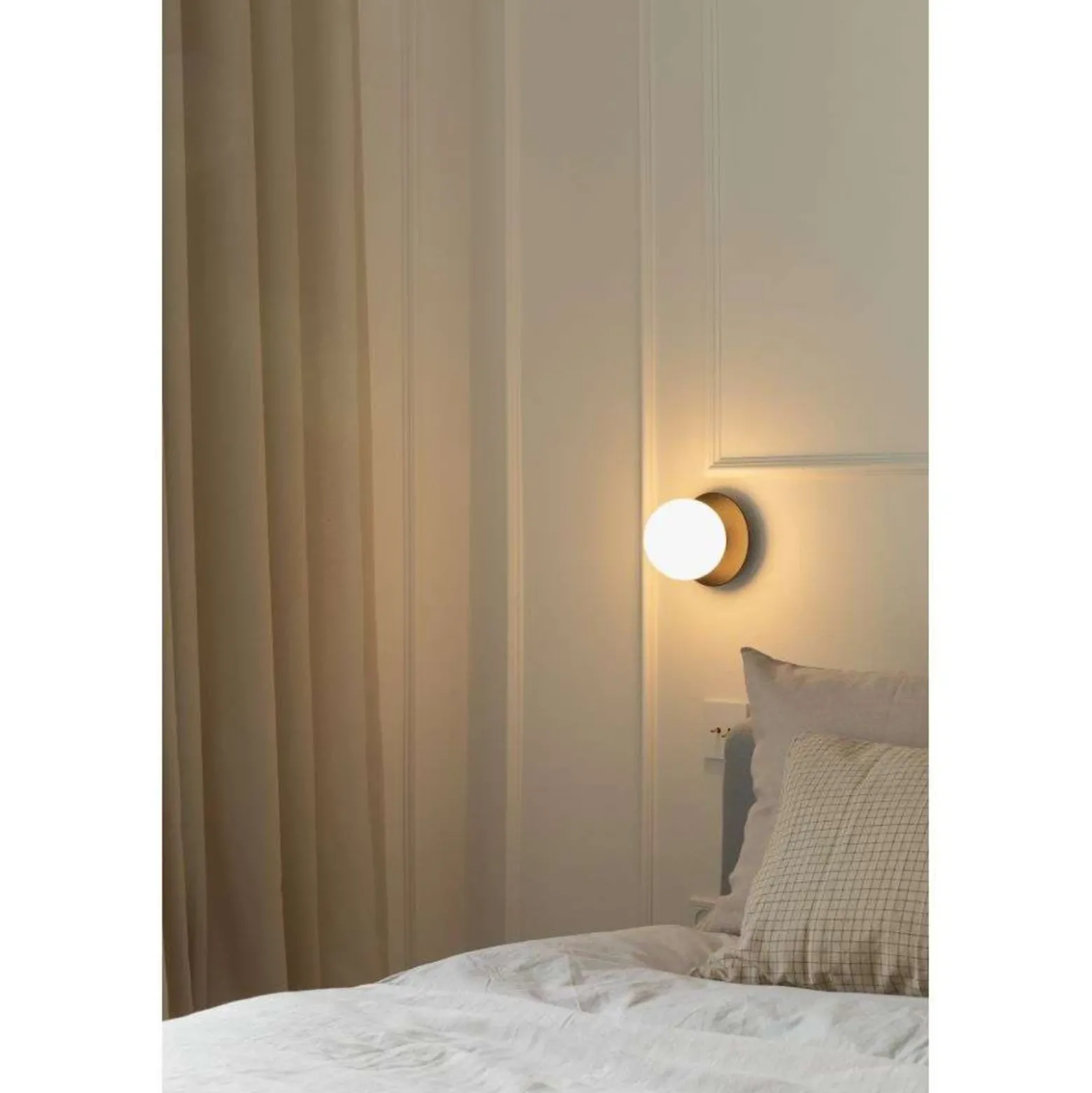 Aplique Nuura Liila 1, Ø 14 cm, IP44, negro/ópalo