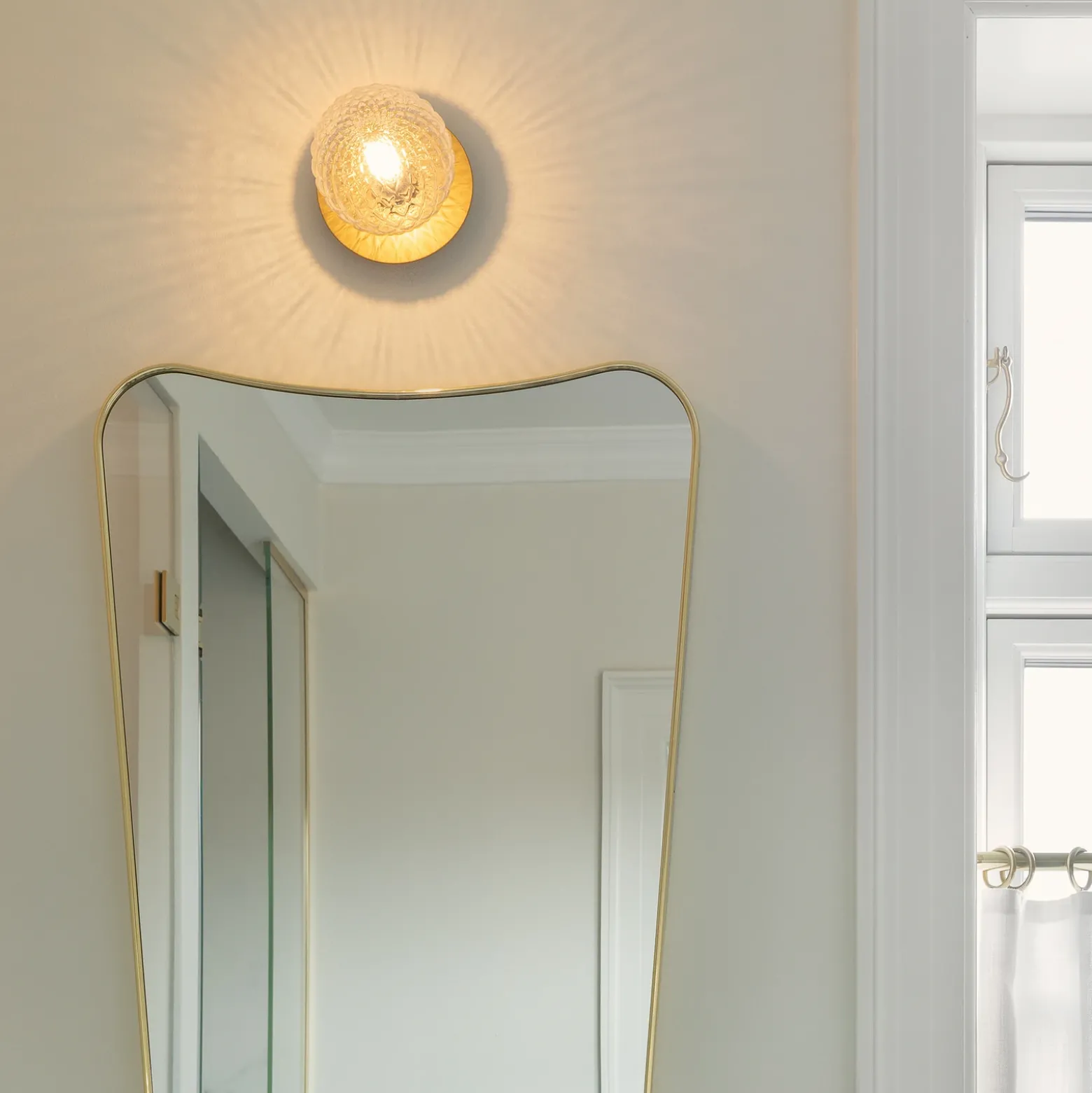 Aplique Nuura Liila 1, IP44, Ø 14 cm, dorado/transparente