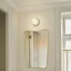 Aplique Nuura Liila 1 IP44, Ø 14 cm, plateado/ópalo