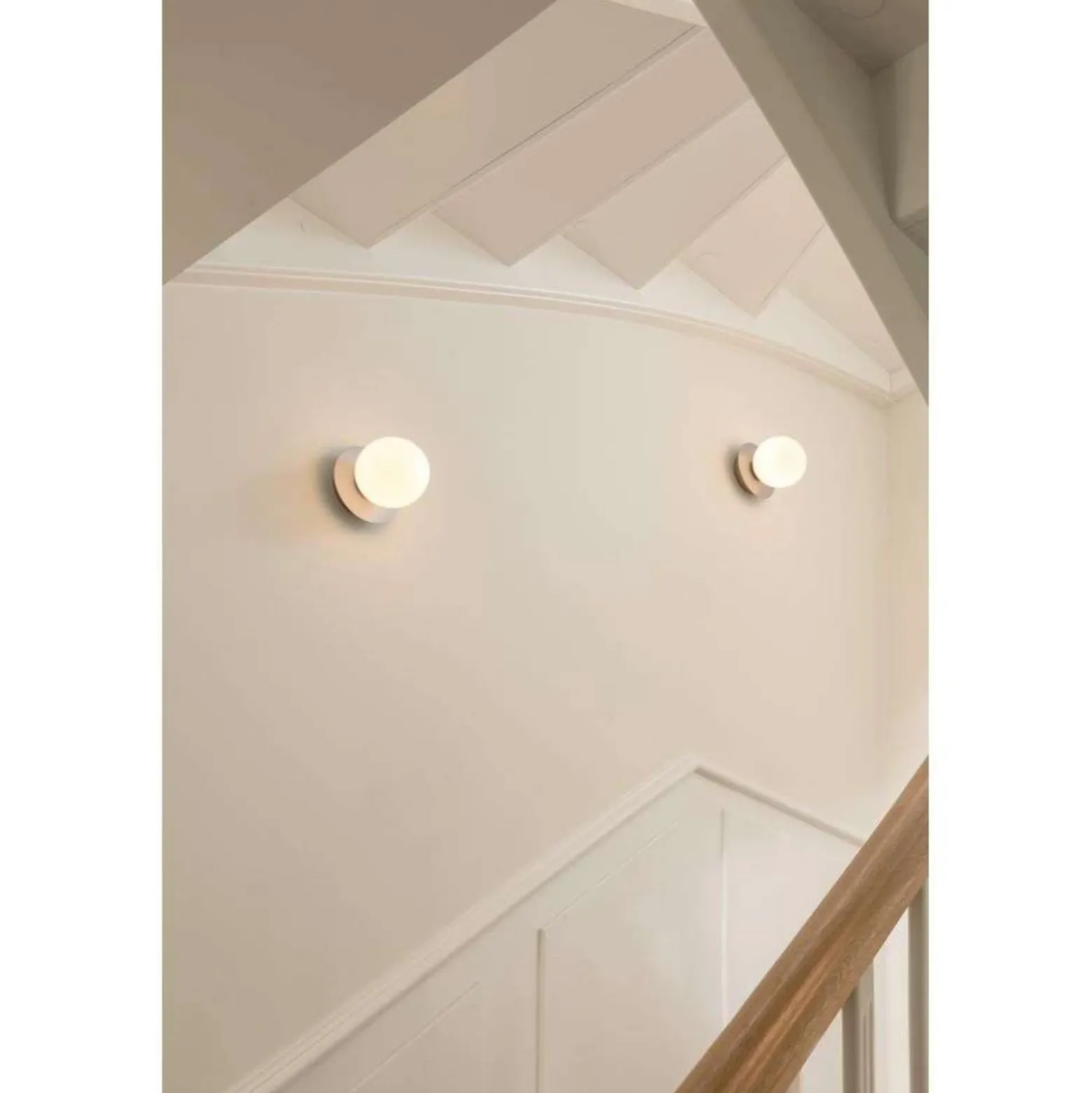 Aplique Nuura Liila 1 IP44, Ø 14 cm, plateado/ópalo